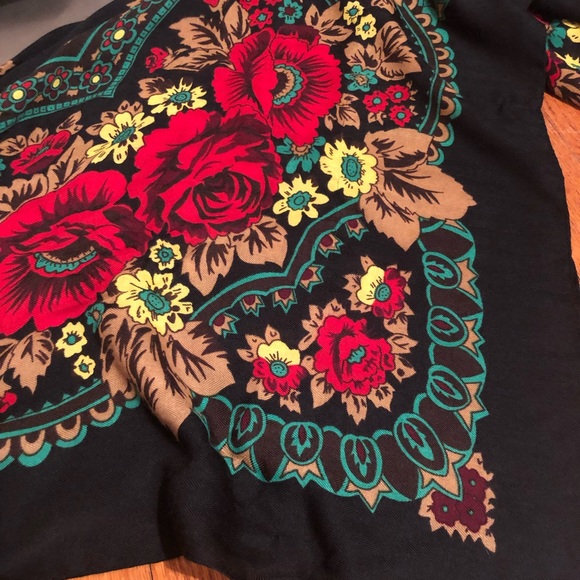 Black scarf with red and yellow flowers - Picture 2 of 3